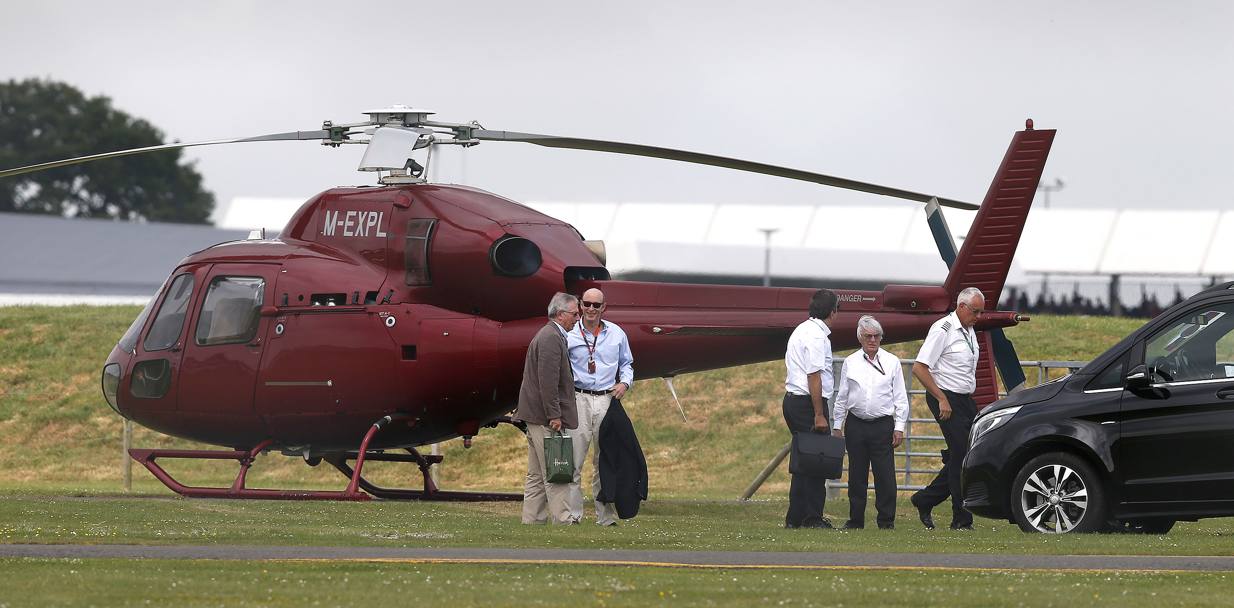 L&#39;arrivo in elicottero del patron Bernie Ecclestone (il secondo da destra). Getty 